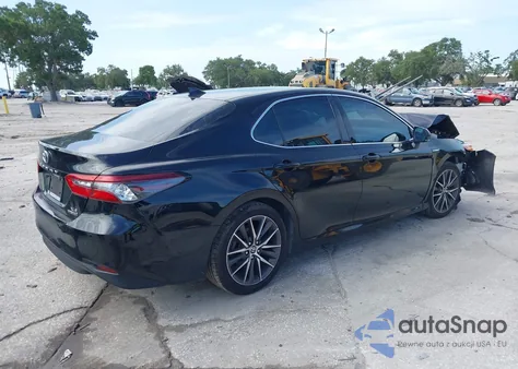 2021 Toyota Camry Xle Hybrid z USA, uszkodzony, nr VIN 4T1F31AK2MU029260